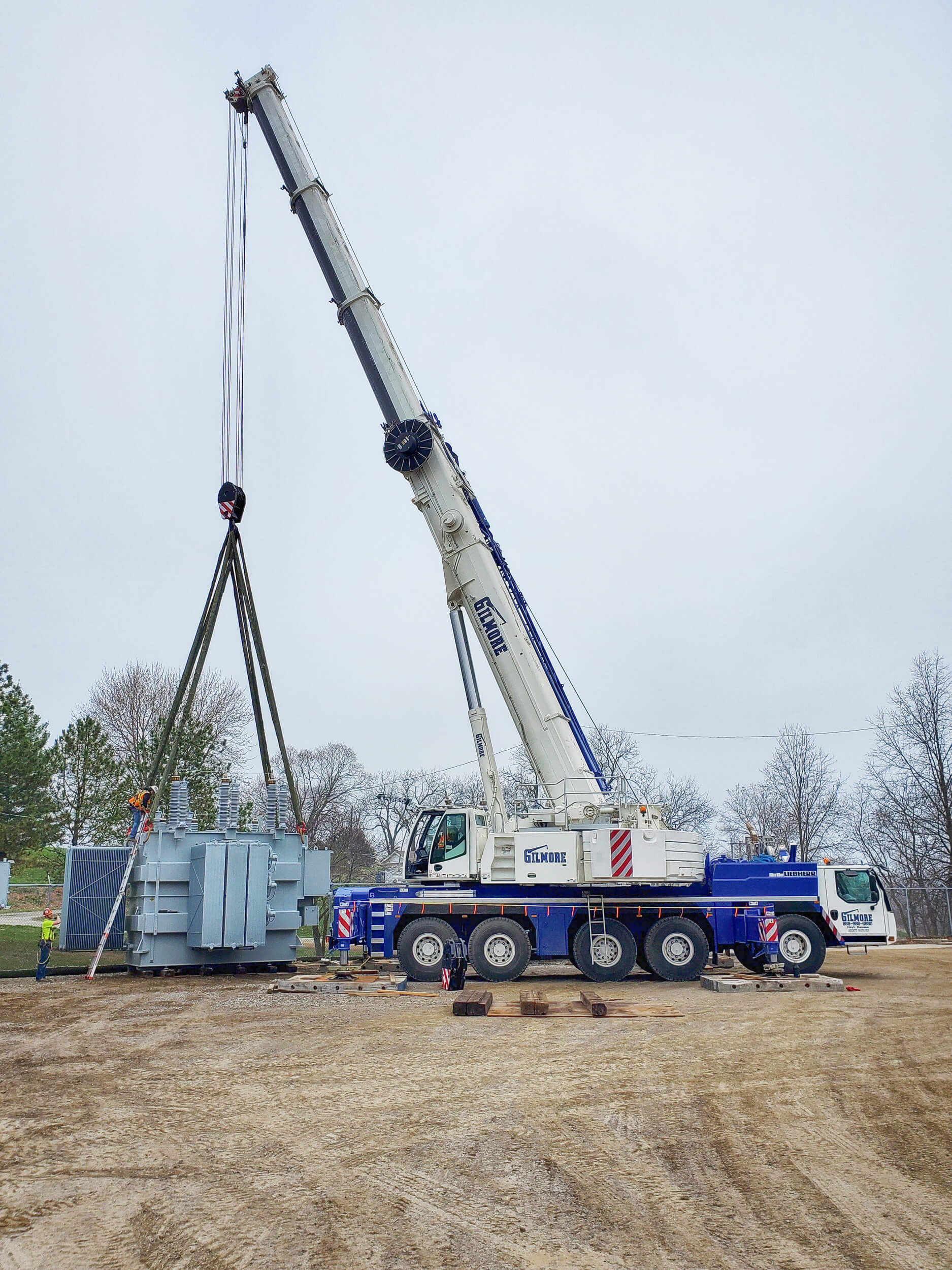 Photo of side view lifting Heavy Machinery